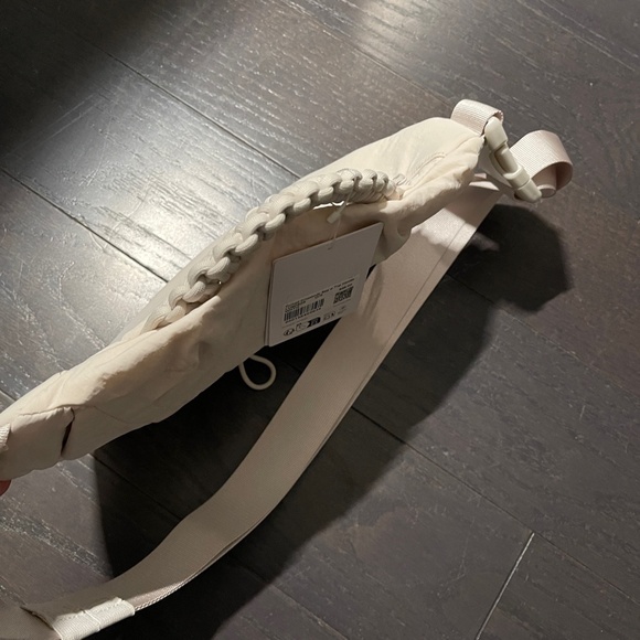 BNWT Lululemon Curved Crossbody Bag with Top Handle 3L in White Opal - Picture 6 of 7